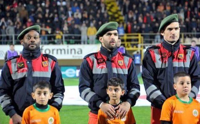 Süper Lig Maçında Futbolcular Sahaya Asker Ve Polis Üniformasıyla Çıktı