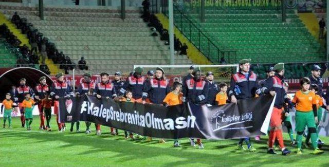 Süper Lig Maçında Futbolcular Sahaya Asker Ve Polis Üniformasıyla Çıktı