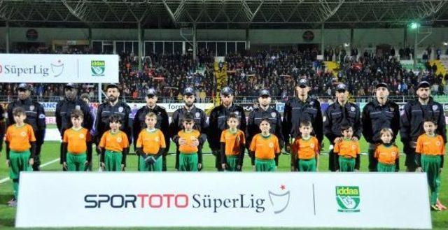 Süper Lig Maçında Futbolcular Sahaya Asker Ve Polis Üniformasıyla Çıktı