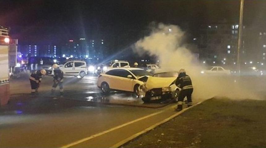 Diyarbakır&rsquo;da Kaza Yapan Lpg&rsquo;li Otomobil Alev Aldı: 2 Yaralı