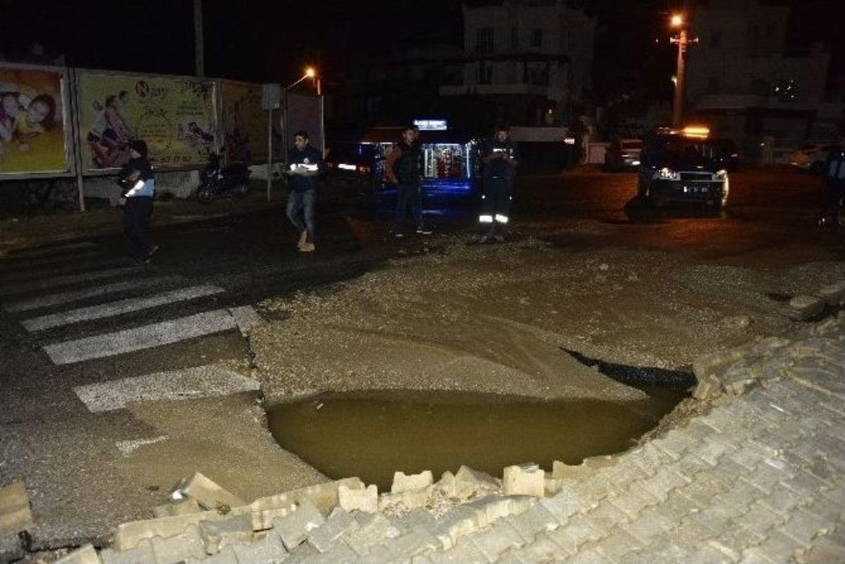 Bodrum&rsquo;da Su Borusu Patladı, Ortalık Savaş Alanına D&ouml;nd&uuml;