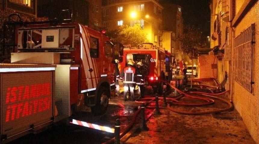Beyoğlu&rsquo;nda Apartmanda &Ccedil;ıkan Yangın Paniğe Neden Oldu