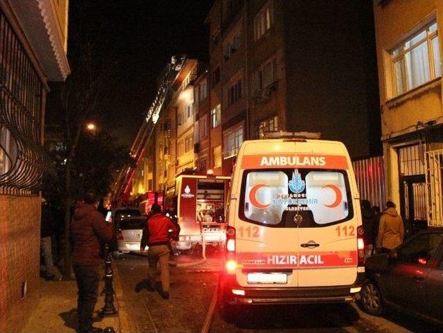 Beyoğlu’nda Apartmanda Çıkan Yangın Paniğe Neden Oldu