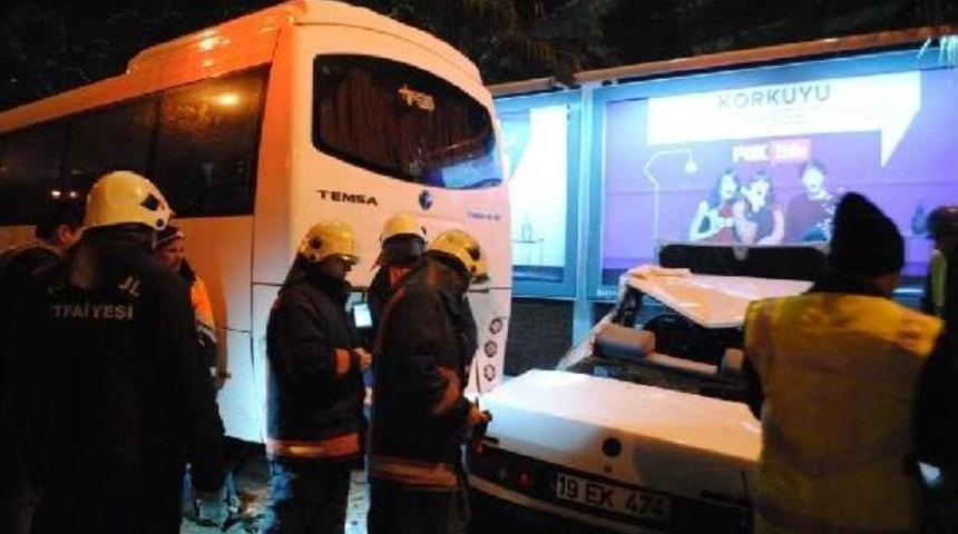 Kontrolden &Ccedil;ıkan Otomobil Servis Minib&uuml;s&uuml;ne &Ccedil;arptı: 3 Yaralı