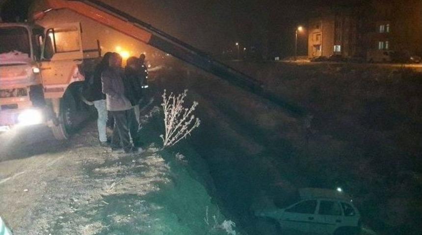 Buzlanma Nedeniyle Otomobil Dereye U&ccedil;tu