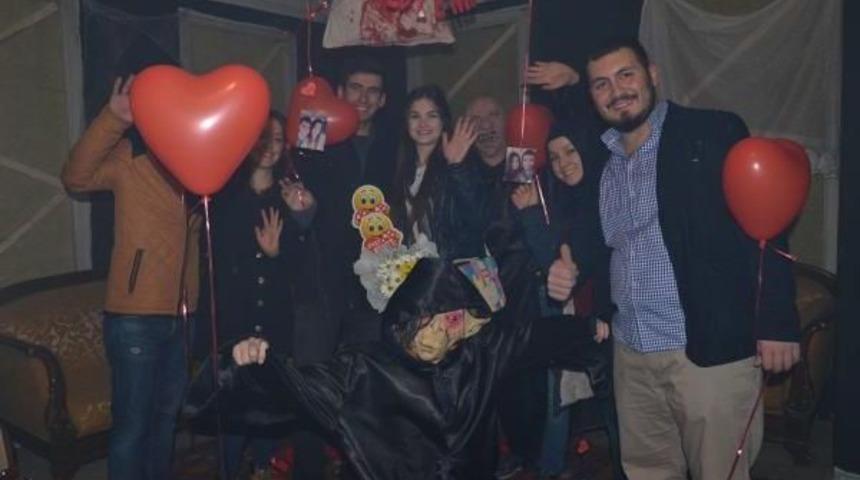 Korku Evinde Evlenme Teklifi