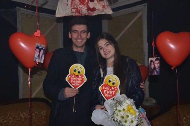 Korku Evinde Evlenme Teklifi 1