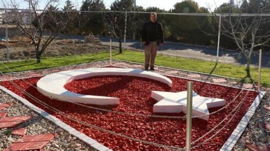 Ev Bah&ccedil;esine Taştan T&uuml;rk Bayrağı