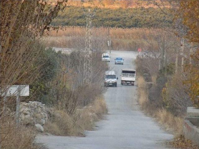 Kuyucak’ta Mahalle Sakinleri Kazaların Yaşandığı Yolda Önlem İstiyor 3