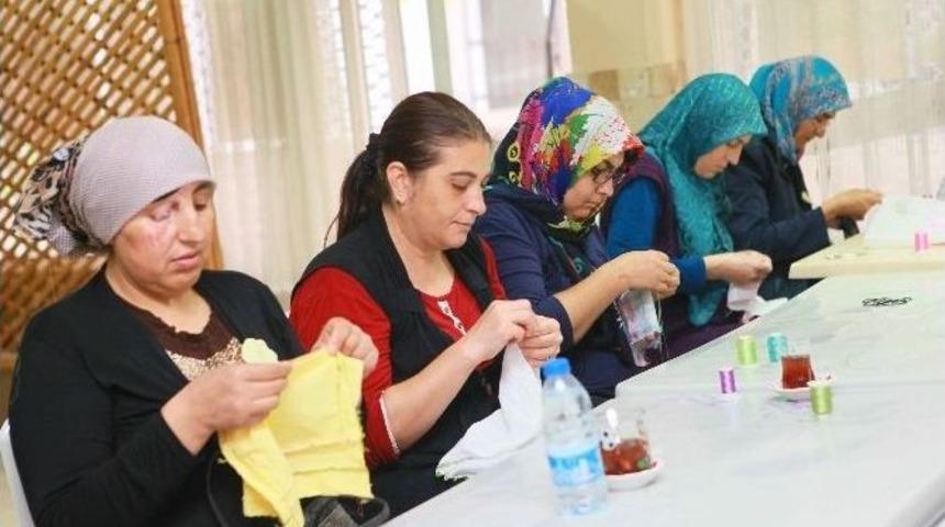 Bayraklı&rsquo;da Kurslar Kadınları Meslek Sahibi Yapıyor