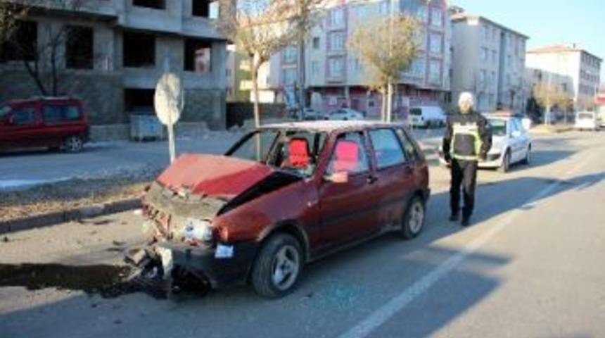 Otomobil, Park Halindeki Tır&rsquo;a &Ccedil;arptı: 2 Yaralı