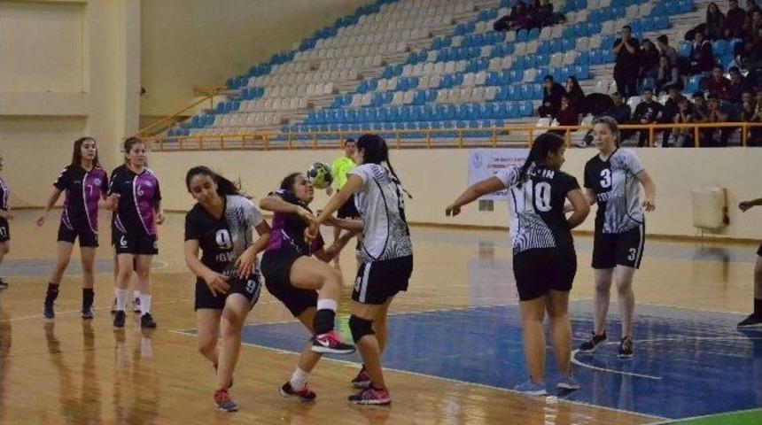 Adana&rsquo;da Okullararası Gen&ccedil; Kızlar Hentbol M&uuml;sabakaları