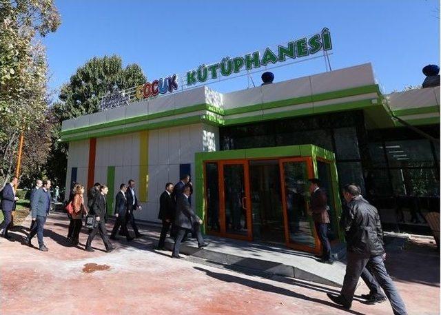 Türkiye’nin İlk Uygulamalı Çocuk Kütüphanesi Hizmete Girdi