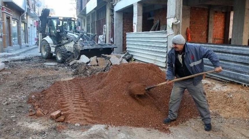 Bornova&rsquo;da Yol &Ccedil;alışmaları Aralıksız S&uuml;r&uuml;yor