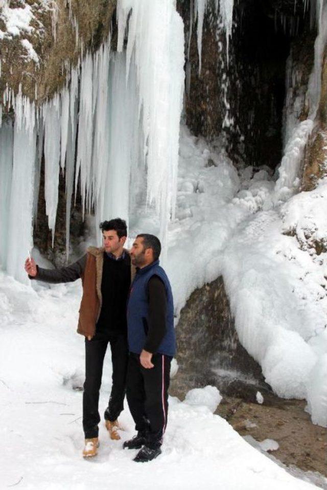 Sibirya Soğukları Şelaleyi Dondurdu