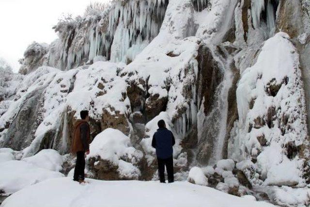 Sibirya Soğukları Şelaleyi Dondurdu