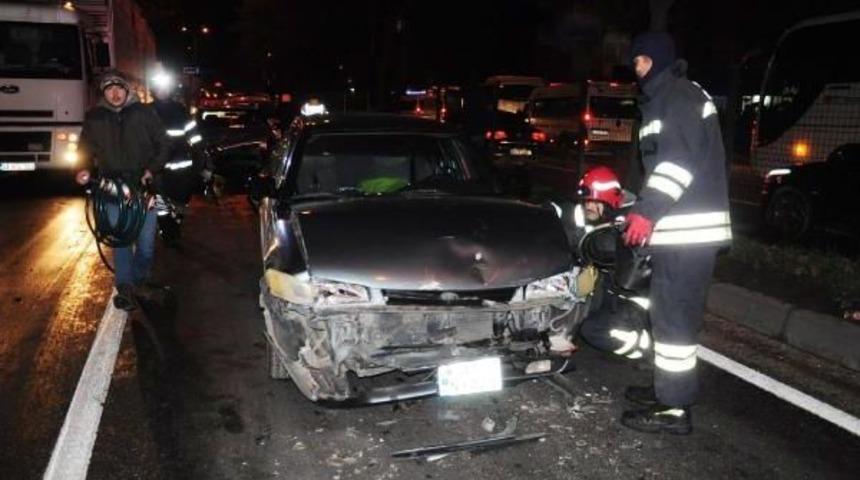 Otomobil Kırmızı Işıkta Bekleyen Ara&ccedil;lara &Ccedil;arptı: 3 Yaralı