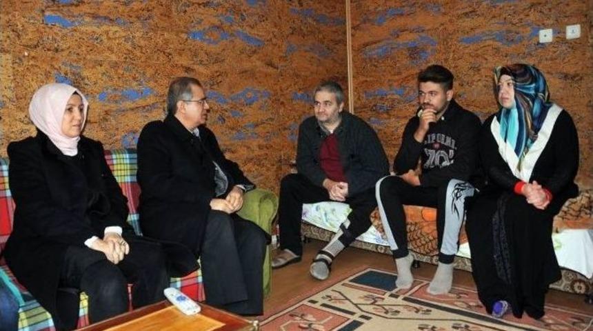 Vali Tapsız&rsquo;dan M&uuml;lteci Ailelere Ziyaret