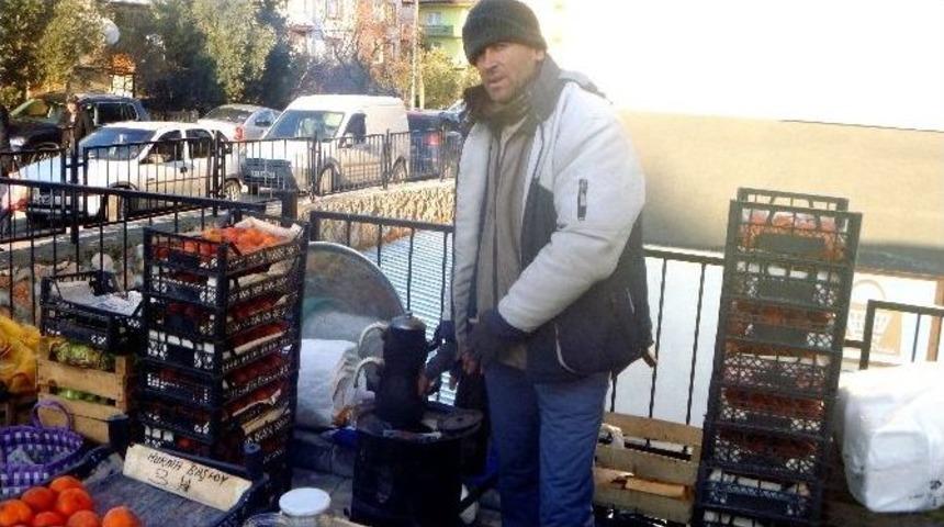 Soğuktan Etkilenen Pazarcı &Ccedil;areyi Tezgahın Arkasına Soba Kurmakta Buldu