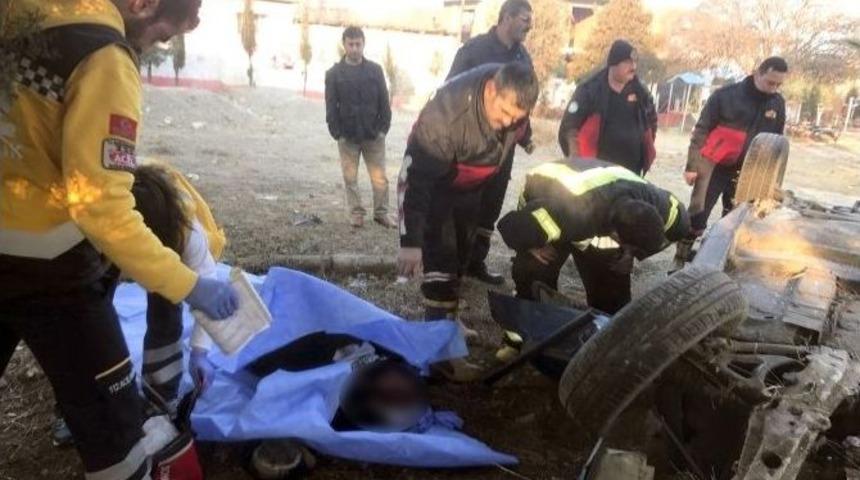 Manisa&rsquo;da Takla Atan Otomobilin S&uuml;r&uuml;c&uuml;s&uuml; &Ouml;ld&uuml;