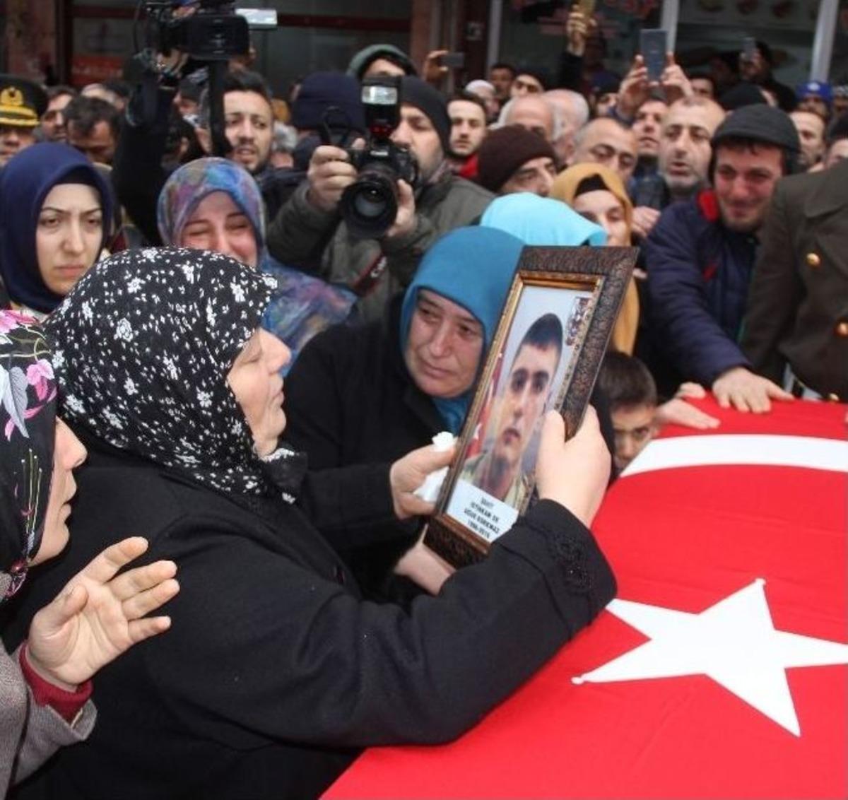 Şehit Korkmaz&rsquo;ın Cenazesi Son Kez Evine Getirildi