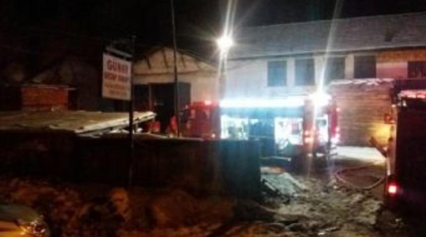 Kereste Fabrikasındaki Yangını Itfaiye S&ouml;nd&uuml;rd&uuml;