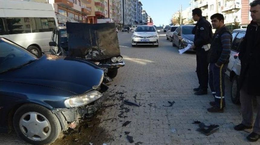Besni&rsquo;de İki Otomobil &Ccedil;arpıştı