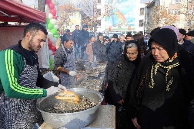 Yenimahalle’de 1,5 Ton Hamsi Dağıtıldı