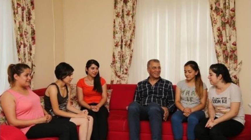 Mezitli Belediyesi, 688 Üniversite Öğrencisine Para Yardımı Yaptı