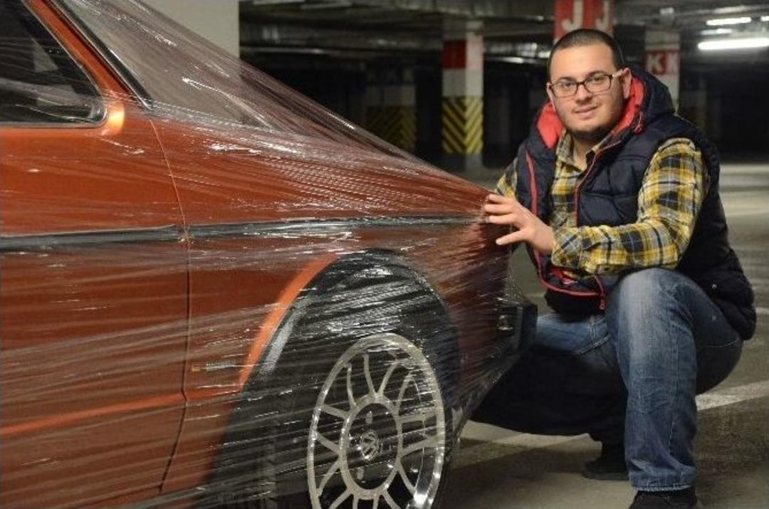 İz Kalmasın Diye Aracını Stre&ccedil; Film İle Sarıyor