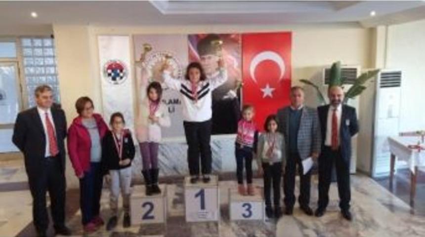 &Ccedil;eşme&rsquo;de Satran&ccedil; Turnuvalarına Yoğun İlgi