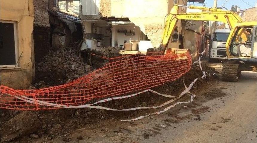 Duvarı &Ccedil;&ouml;ken Evin Mutfağı Ve Salonu A&ccedil;ıkta Kaldı