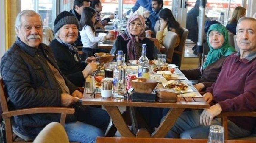 Burhaniye&rsquo; De Hikmet Nine&rsquo;ye Yaş G&uuml;n&uuml; S&uuml;rprizi