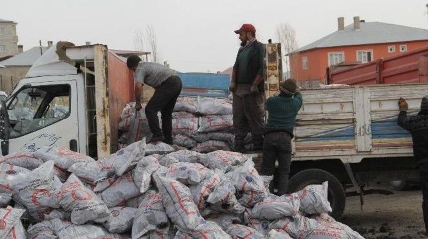 Başkale&rsquo;de 6 Bin 500 Aileye K&ouml;m&uuml;r Yardımı