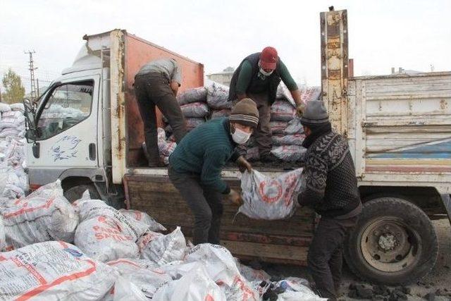 Başkale’de 6 Bin 500 Aileye Kömür Yardımı