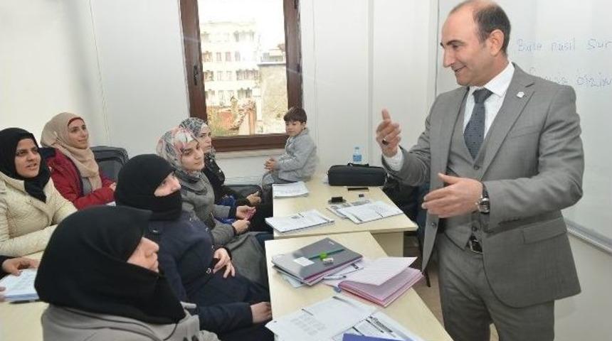 Suriyeli Anneler Kucaklarında &Ccedil;ocuklarıyla T&uuml;rk&ccedil;e &Ouml;ğreniyor