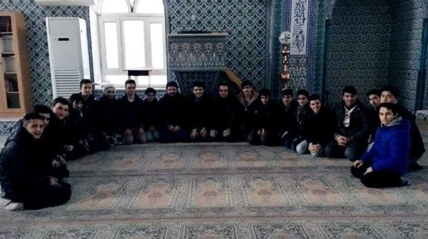 Ak Gen&ccedil;ler Şehitleri Sabah Namazında Andı