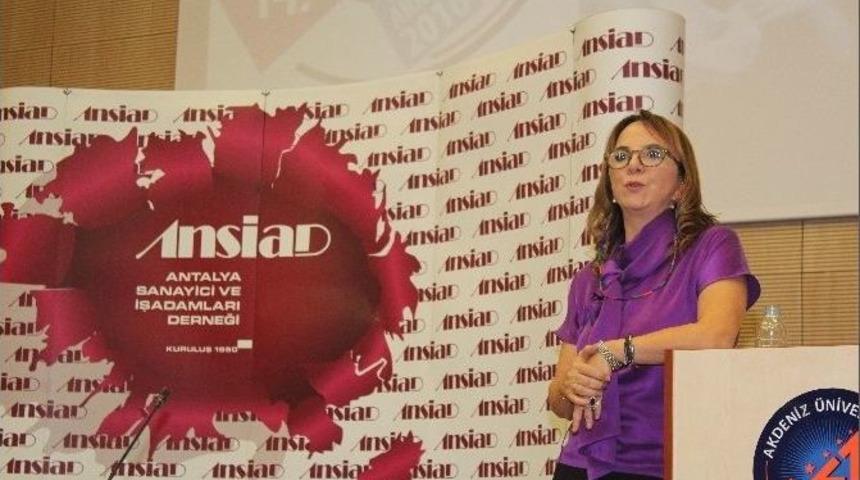 Ayşen Zamanpur &Uuml;niversite &Ouml;ğrencilerine Yaşam Felsefesini Anlattı