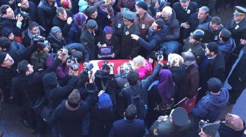 Şehit Komando Er D&ouml;ngel, G&ouml;zyaşları Arasında Toprağa Verildi