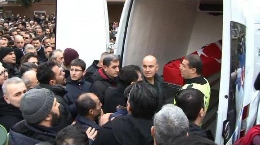 Hdp Protestocularını Iknaya &Ccedil;alışırken &Ccedil;atıdan D&uuml;şerek Şehit Olan Polis Helallik I&ccedil;in Evinde