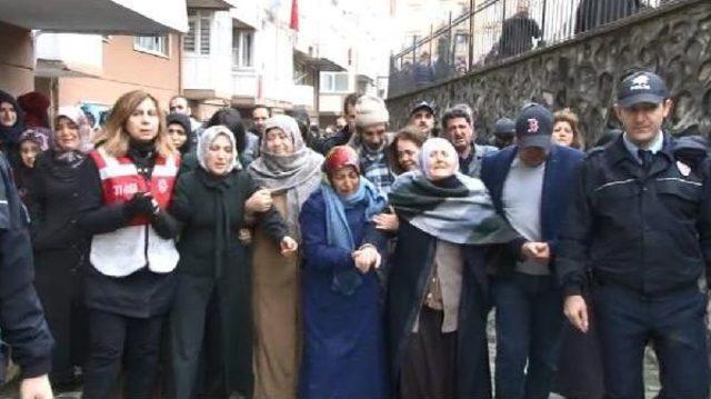 Hdp Protestocularını Iknaya Çalışırken Çatıdan Düşerek Şehit Olan Polis Helallik Için Evinde