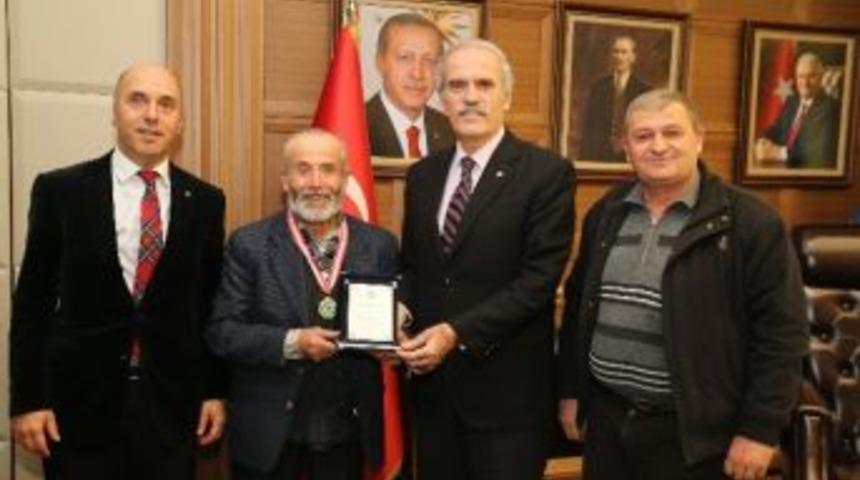 &Ccedil;evreci Dedeye Anlamlı &Ouml;d&uuml;l