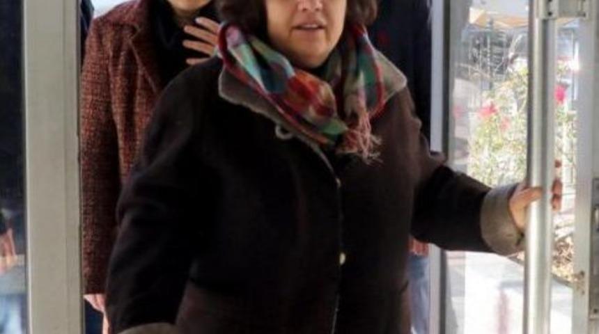 Maskeli Gasp&ccedil;ı, Eczacı Kadını Elinden Bı&ccedil;akla Yaralayıp &Ccedil;antasını Aldı