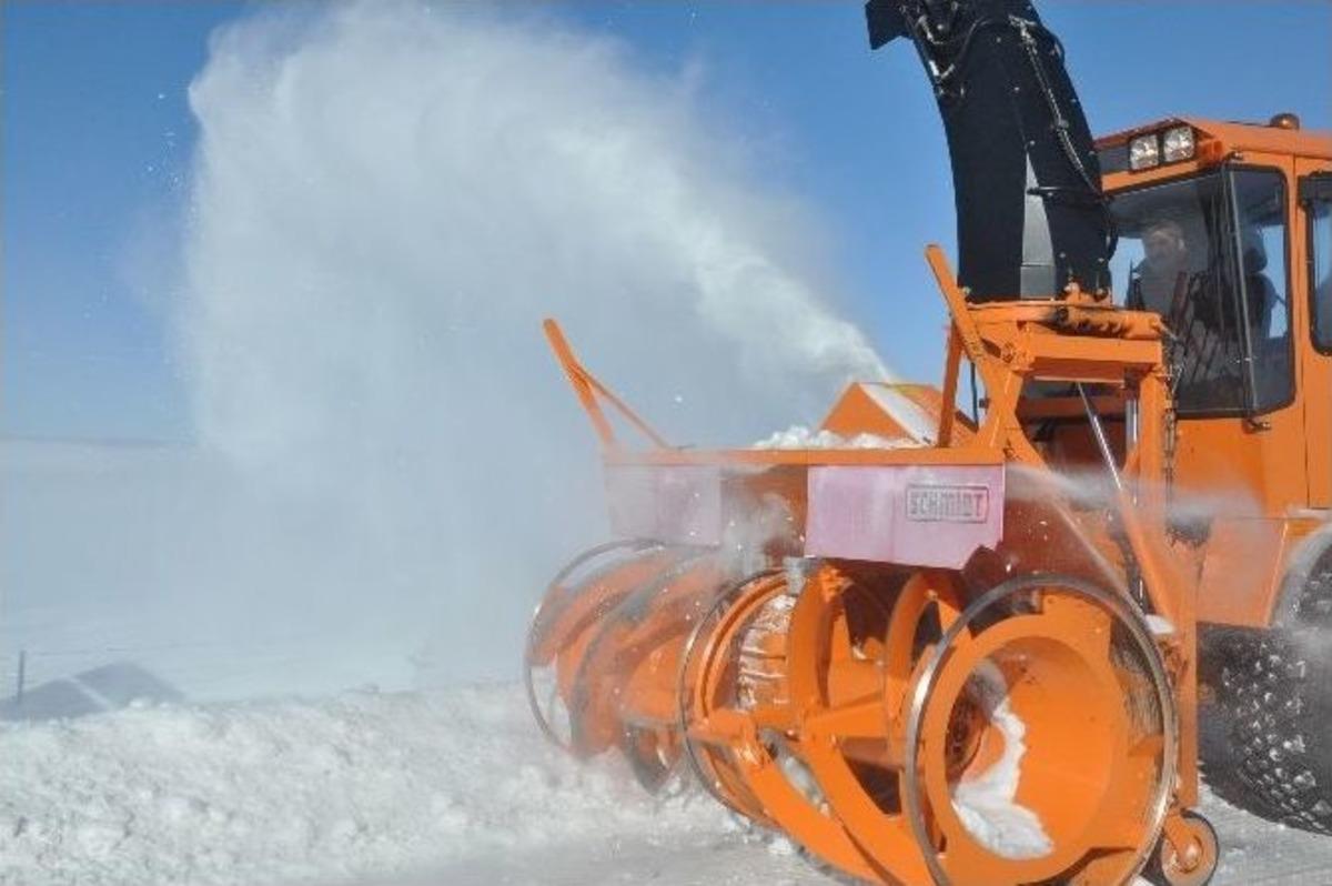 Kars&rsquo;ta Karayolları Ekipleri Eksi 30&rsquo;da Yolları A&ccedil;ıyor