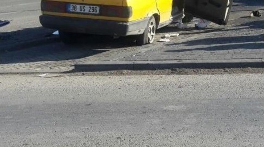 Direksiyon Hakimiyetini Kaybeden Otomobil Trafik Işıklarına &Ccedil;arparak Durabildi