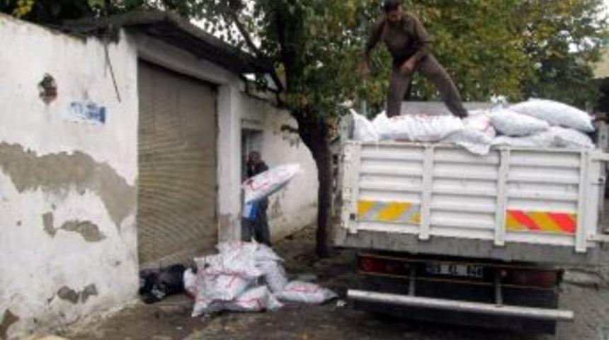 &Ccedil;alıştıkları Yerden İhtiya&ccedil; Sahiplerine Dağıtılacak 7 Ton K&ouml;m&uuml;r&uuml; &Ccedil;aldılar