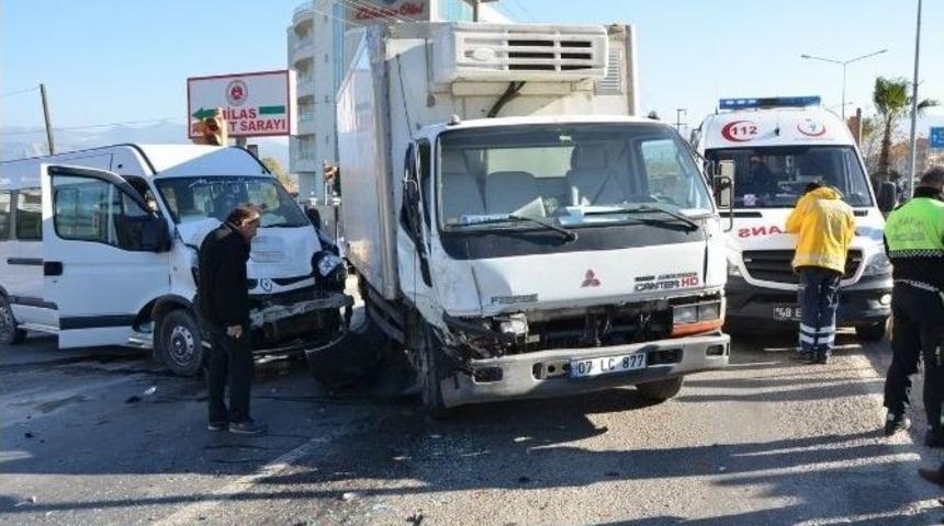 Milas&rsquo;ta &Ouml;ğrenci Servisi İle Kamyonet &Ccedil;arpıştı; 2 Yaralı