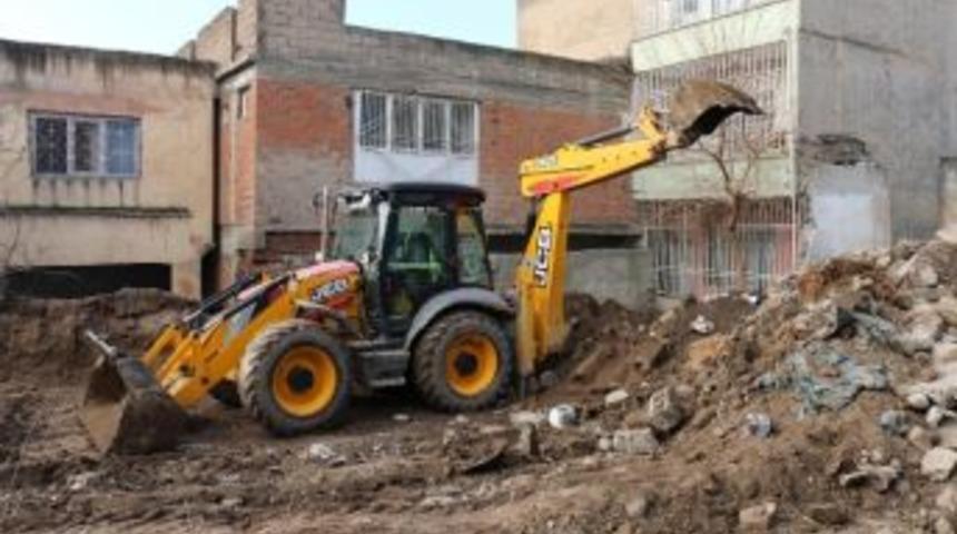 Batman&rsquo;da Madde Bağımlılarının Kullandığı Metruk Yapı Yıkıldı