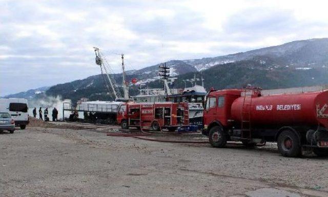 Balıkçı Teknesindeki Yangını Itfaiye Söndürdü