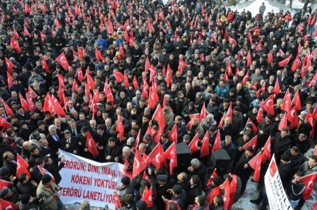 Hakkari'de Binlerce Kişi Terörü Protesto Etti